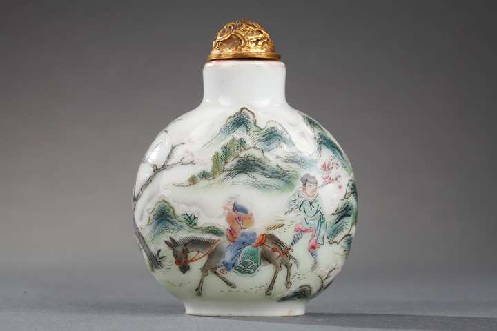 Snuff bottle porcelain decorated with Meng Haoran and servant and other face with a boat